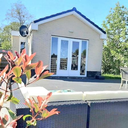 Huisje Britt Met Grote Tuin En Veel Privacy Dirkshorn Экстерьер фото