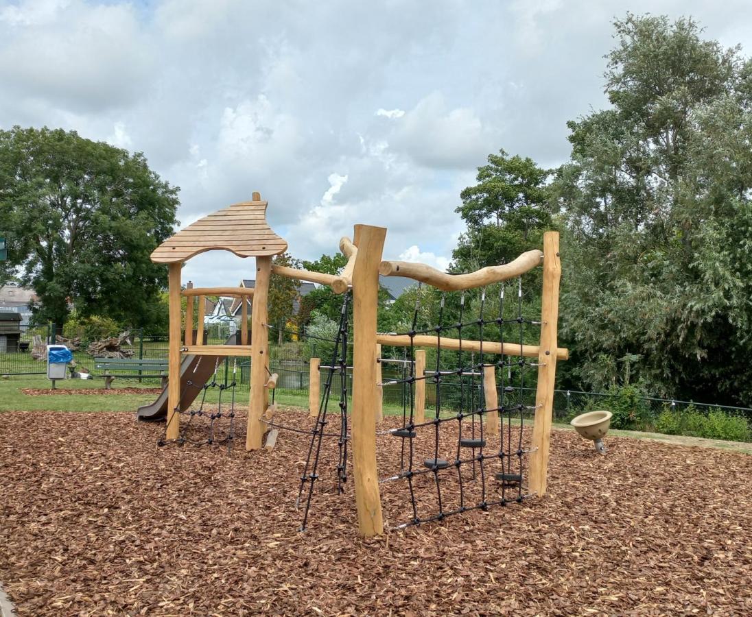 Huisje Britt Met Grote Tuin En Veel Privacy Dirkshorn Экстерьер фото