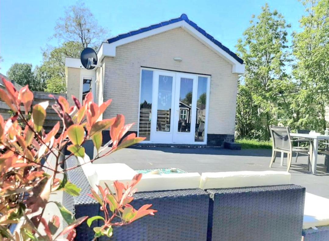 Huisje Britt Met Grote Tuin En Veel Privacy Dirkshorn Экстерьер фото